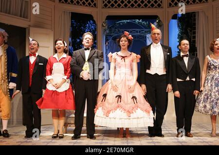 Die französische Schauspielerin Sara Giraudeau (Tochter der französischen Schauspieler Bernard Giraudeau und Anny Duperey) und die Darsteller spielen am 10. januar 2007 im Theater des Nouveautes in Paris in Patrick Haudecoeurs Stück "La Valse des Pingouins". Foto von Mousse/ABACAPRESS.COM Stockfoto