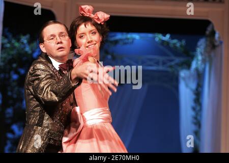 Die französische Schauspielerin Sara Giraudeau (Tochter der französischen Schauspieler Bernard Giraudeau und Anny Duperey) und Patrick Haudecoeur spielen am 10. januar 2007 im Theater des Nouveautes in Paris, Frankreich, in Patrick Haudecoeurs Stück "La Valse des Pingouins". Foto von Mousse/ABACAPRESS.COM Stockfoto