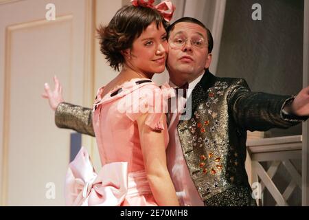 Die französische Schauspielerin Sara Giraudeau (Tochter der französischen Schauspieler Bernard Giraudeau und Anny Duperey) und Patrick Haudecoeur spielen am 10. januar 2007 im Theater des Nouveautes in Paris, Frankreich, in Patrick Haudecoeurs Stück "La Valse des Pingouins". Foto von Mousse/ABACAPRESS.COM Stockfoto