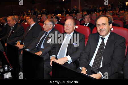 Der Kandidat für die nächsten Wahlen zum UEFA-Präsidenten Michel Platini und FIFA-Präsident Sepp Blatter nehmen am 11. Januar 2007 an der Eröffnung des neuen französischen Fußballverbands in Paris Teil. Foto von Nicolas Gouhier/Cameleon/ABACAPRESS.COM Stockfoto