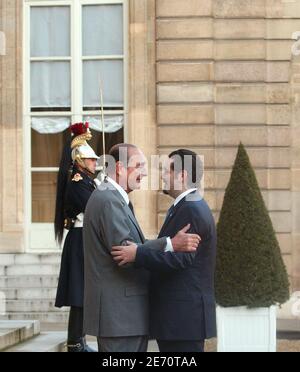 Der französische Präsident Jacques Chirac (l.) begrüßt Saad Hariri, den Führer der anti-syrischen Parlamentsmehrheit im Libanon, vor ihren Gesprächen im Pariser Elysee-Palast am 14. Januar 2007. Foto von Jules Motte/ABACAPRESS.COM Stockfoto