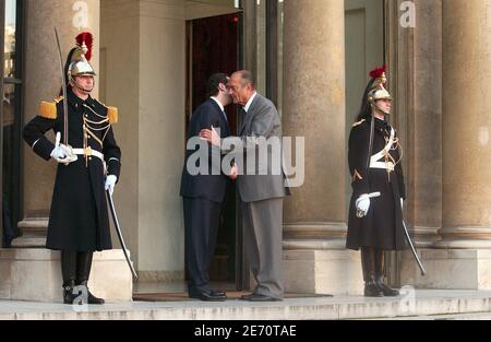 Der französische Präsident Jacques Chirac (r) empfängt Saad Hariri, den Führer der anti-syrischen Parlamentsmehrheit im Libanon, vor ihren Gesprächen im Pariser Elysee-Palast am 14. Januar 2007. Foto von Jules Motte/ABACAPRESS.COM Stockfoto