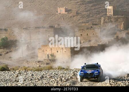 Der Südafrikaner De Villiers fährt am 10. Januar 2007 seinen Volkswagen Race Touareg 2 in der Wüste bei der Rallye Dakar 5. Etappe von Ouarzazate nach Tan Tan, Marokko. Foto von Michel Maindru/Cameleon/ABACAPRESS.COM Stockfoto