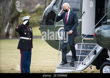 Washington, Usa. Januar 2021. Präsident Joe Biden kehrt nach einem kurzen Besuch mit verwundeten Veteranen im Walter Reed Medical Center in Washington, DC, USA, am 29. Januar 2021 ins Weiße Haus zurück. Foto von Jim Lo Scalzo/UPI Kredit: UPI/Alamy Live Nachrichten Stockfoto