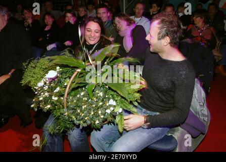 Der französische Schauspieler Pierre-Francois Martin-Laval (PEF) überreicht seiner Freundin vor der Eröffnungsfeier des 10. Internationalen Comedy-Filmfestivals in L'Alpe d'Huez, Frankreich, am 16. Januar 2007 Blumen. Foto von Guibbaud-Guignebourg/ABACAPRESS.COM Stockfoto