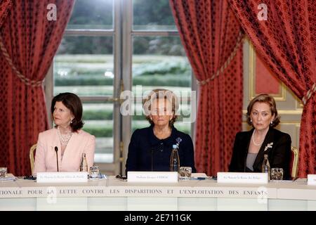 Königin Silvia von Schweden, französische First Lady Bernadette Chirac, Königin Paola von Belgien bei einer Plenarsitzung des Ehrenrates des Internationalen Zentrums für vermisste und ausgebeutete Kinder (ICMEC) am 17. Januar 2007 im Elysee-Palast in Paris, Frankreich. Foto von Mousse/ABACAPRESS.COM Stockfoto