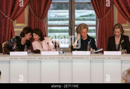 First Lady of Egypt Suzanne Mubarak, Queen Silvia of Sweden, French First Lady Bernadette Chirac, Queen Paola of Belgium bei einer Plenarsitzung des Ehrenrates des Internationalen Zentrums für vermisste und ausgebeutete Kinder (ICMEC) im Elysee-Palast in Paris, Frankreich, am 17. Januar 2007. Foto von Mousse/ABACAPRESS.COM Stockfoto