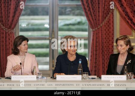 Königin Silvia von Schweden, französische First Lady Bernadette Chirac, Königin Paola von Belgien bei einer Plenarsitzung des Ehrenrates des Internationalen Zentrums für vermisste und ausgebeutete Kinder (ICMEC) am 17. Januar 2007 im Elysee-Palast in Paris, Frankreich. Foto von Mousse/ABACAPRESS.COM Stockfoto