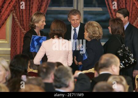 Königin Silvia von Schweden, französische First Lady Bernadette Chirac, Königin Paola von Belgien, TV-Journalist Patrick Poivre d'Arvor bei einer Plenarsitzung des Ehrenrates des Internationalen Zentrums für vermisste und ausgebeutete Kinder (ICMEC) am 17. Januar 2007 im Elysee-Palast in Paris, Frankreich. Foto von Mousse/ABACAPRESS.COM Stockfoto