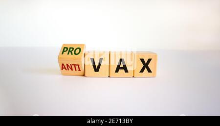 Pro-vax- oder Anti-vax-Symbol. Wurde ein Würfel gedreht, und die Wörter „anti-vax“ wurden in „pro-vax“ geändert. Schöner weißer Hintergrund. Speicherplatz kopieren. Business, medizinische covid-19 p Stockfoto