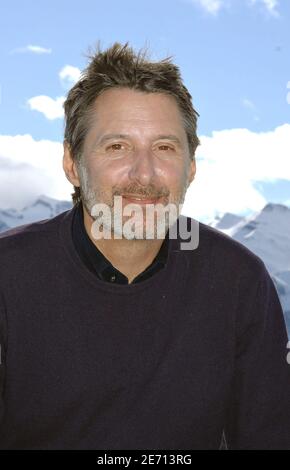 Der französische Regisseur und Schauspieler Antoine de Caunes posiert während der Fotoschau beim 10. Internationalen Comedy Film Festival in L'Alpe d'Huez, Frankreich, am 19. Januar 2007. Foto von Guibbaud-Guignebourg/ABACAPRESS.COM Stockfoto