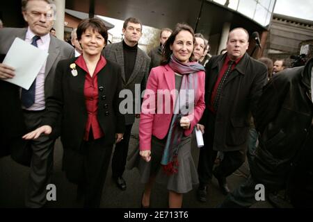 Französische sozialistische Kandidatin für die nächste Präsidentschaftswahl Segolene Royal und Martine Aubry, Bürgermeisterin von Lille, am 19. Januar 2007 in Lille, Frankreich. Foto von Axelle de Russe/ABACAPRESS.COM Stockfoto