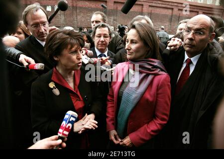 Französische sozialistische Kandidatin für die nächste Präsidentschaftswahl Segolene Royal und Martine Aubry, Bürgermeisterin von Lille, am 19. Januar 2007 in Lille, Frankreich. Foto von Axelle de Russe/ABACAPRESS.COM Stockfoto