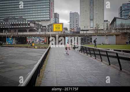 „Stay Home Save Lives“-Schilder, Coronavirus-Ausbruch, Manchester City Centre, Großbritannien, am 27.01.2021. Januar Stockfoto