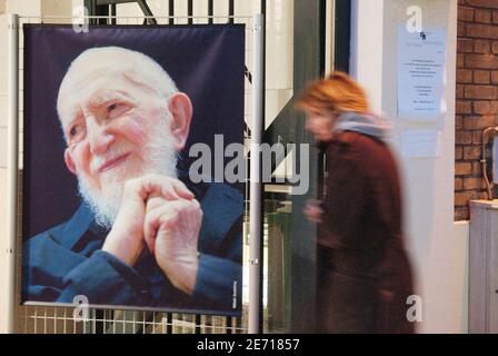 Nach der Ankündigung des Todes von Abbe Pierre unterzeichnen die Menschen das Kondolenzbuch bei der Abbe Pierre Stiftung am 22. Januar 2007 in Paris, Frankreich. Abbe Pierre, ein französischer Priester, der als lebende Legende gelobt wurde, weil er sein Leben der Hilfe für Obdachlose gewidmet hatte, indem er Gebet und Provokation benutzte, um das Elend zu bekämpfen, starb. Er war 94 Jahre alt. Foto von Jules Motte/ABACAPRESS.COM Stockfoto