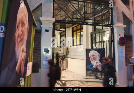 Nach der Ankündigung des Todes von Abbe Pierre unterzeichnen die Menschen das Kondolenzbuch bei der Abbe Pierre Stiftung am 22. Januar 2007 in Paris, Frankreich. Abbe Pierre, ein französischer Priester, der als lebende Legende gelobt wurde, weil er sein Leben der Hilfe für Obdachlose gewidmet hatte, indem er Gebet und Provokation benutzte, um das Elend zu bekämpfen, starb. Er war 94 Jahre alt. Foto von Jules Motte/ABACAPRESS.COM Stockfoto