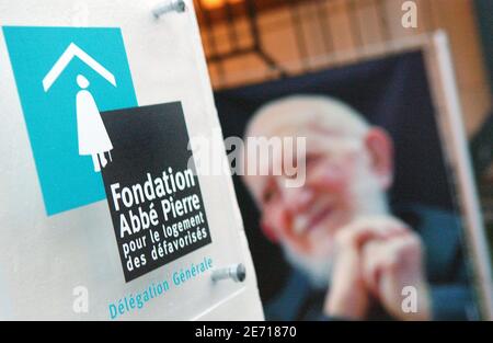 Nach der Ankündigung des Todes von Abbe Pierre unterzeichnen die Menschen das Kondolenzbuch bei der Abbe Pierre Stiftung am 22. Januar 2007 in Paris, Frankreich. Abbe Pierre, ein französischer Priester, der als lebende Legende gelobt wurde, weil er sein Leben der Hilfe für Obdachlose gewidmet hatte, indem er Gebet und Provokation benutzte, um das Elend zu bekämpfen, starb. Er war 94 Jahre alt. Foto von Jules Motte/ABACAPRESS.COM Stockfoto