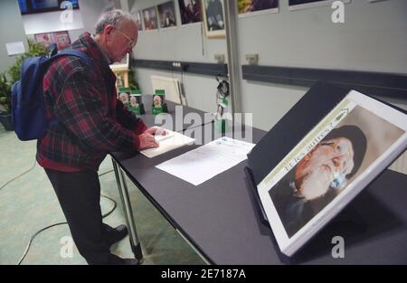 Nach der Ankündigung des Todes von Abbe Pierre unterzeichnen die Menschen das Kondolenzbuch bei der Abbe Pierre Stiftung am 22. Januar 2007 in Paris, Frankreich. Abbe Pierre, ein französischer Priester, der als lebende Legende gelobt wurde, weil er sein Leben der Hilfe für Obdachlose gewidmet hatte, indem er Gebet und Provokation benutzte, um das Elend zu bekämpfen, starb. Er war 94 Jahre alt. Foto von Jules Motte/ABACAPRESS.COM Stockfoto