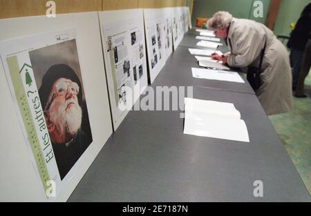 Nach der Ankündigung des Todes von Abbe Pierre unterzeichnen die Menschen das Kondolenzbuch bei der Abbe Pierre Stiftung am 22. Januar 2007 in Paris, Frankreich. Abbe Pierre, ein französischer Priester, der als lebende Legende gelobt wurde, weil er sein Leben der Hilfe für Obdachlose gewidmet hatte, indem er Gebet und Provokation benutzte, um das Elend zu bekämpfen, starb. Er war 94 Jahre alt. Foto von Jules Motte/ABACAPRESS.COM Stockfoto