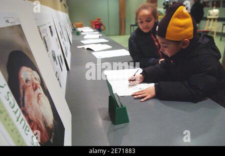 Nach der Bekanntgabe des Todes von Abbe Pierre unterzeichnen die Kinder am 22. Januar 2007 in Paris, Frankreich, das Kondolenzbuch der Abbe Pierre Stiftung. Abbe Pierre, ein französischer Priester, der als lebende Legende gelobt wurde, weil er sein Leben der Hilfe für Obdachlose gewidmet hatte, indem er Gebet und Provokation benutzte, um das Elend zu bekämpfen, starb. Er war 94 Jahre alt. Foto von Jules Motte/ABACAPRESS.COM Stockfoto