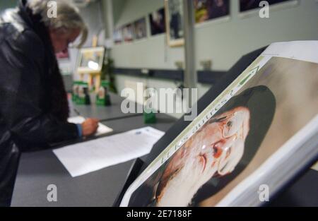 Nach der Ankündigung des Todes von Abbe Pierre unterzeichnen die Menschen das Kondolenzbuch bei der Abbe Pierre Stiftung am 22. Januar 2007 in Paris, Frankreich. Abbe Pierre, ein französischer Priester, der als lebende Legende gelobt wurde, weil er sein Leben der Hilfe für Obdachlose gewidmet hatte, indem er Gebet und Provokation benutzte, um das Elend zu bekämpfen, starb. Er war 94 Jahre alt. Foto von Jules Motte/ABACAPRESS.COM Stockfoto