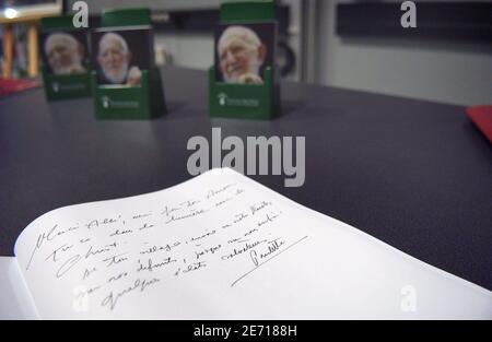 Nach der Ankündigung des Todes von Abbe Pierre unterzeichnen die Menschen das Kondolenzbuch bei der Abbe Pierre Stiftung am 22. Januar 2007 in Paris, Frankreich. Abbe Pierre, ein französischer Priester, der als lebende Legende gelobt wurde, weil er sein Leben der Hilfe für Obdachlose gewidmet hatte, indem er Gebet und Provokation benutzte, um das Elend zu bekämpfen, starb. Er war 94 Jahre alt. Foto von Jules Motte/ABACAPRESS.COM Stockfoto