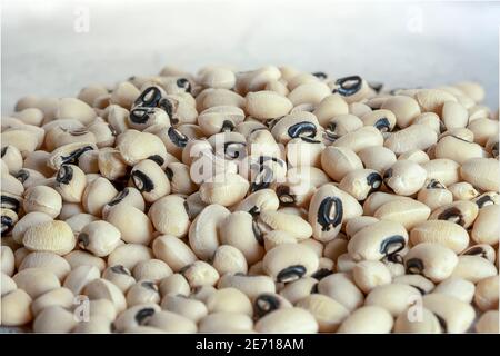 Kuherbsen, schwarze Erbsen auf dem Hintergrund. Selektiver Fokus. Stockfoto