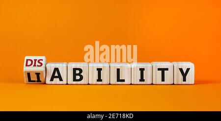 Haftungs- oder Behindertensymbol. Drehte Würfel und änderte das Wort "Haftung" zu "Disability". Schöner orangefarbener Hintergrund. Geschäft, Haftung oder DIS Stockfoto