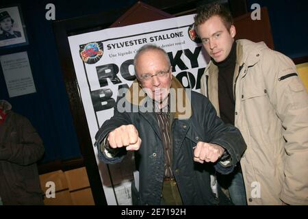 Sportjournalist Thierry Roland stirbt im Alter von 74 Jahren, wurde am Samstag, 16. Juni 2012 bekannt gegeben. Datei Foto : EXKLUSIV. Der französische TV-Moderator Thierry Roland und sein Sohn besuchen die Premiere von "Rocky Balboa" im Planet Hollywood Restaurant in Paris, Frankreich, am 22. Januar 2007. Foto von Benoit Pinguet/ABACAPRESS.COM Stockfoto