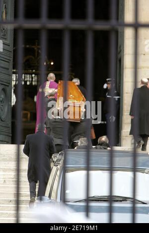 Der Sarg des französischen katholischen Priesters Abbe Pierre wird am 22. januar 2007 in die Kapelle des Krankenhauses Val de Grace in Paris gebracht. Foto von Mousse/Camus/ABACAPRESS.COM Stockfoto