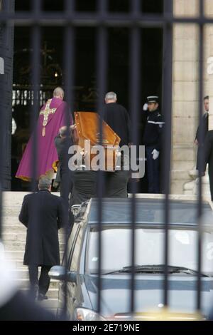 Der Sarg des französischen katholischen Priesters Abbe Pierre wird am 22. januar 2007 in die Kapelle des Krankenhauses Val de Grace in Paris gebracht. Foto von Mousse/Camus/ABACAPRESS.COM Stockfoto