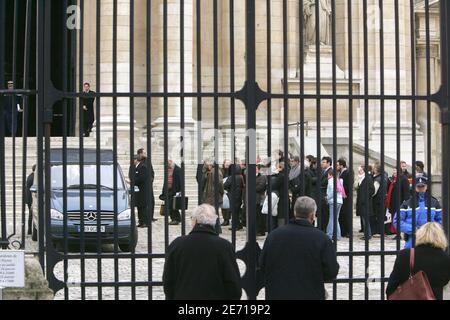 Der Sarg des französischen katholischen Priesters Abbe Pierre wird am 22. januar 2007 in die Kapelle des Krankenhauses Val de Grace in Paris gebracht. Foto von Mousse/Camus/ABACAPRESS.COM Stockfoto