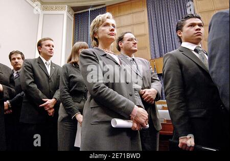 Senatorin Hillary Rodham Clinton (D-N.Y.) hält eine Pressekonferenz mit 9/11 Ersthelfern ab, die im Haushalt des Finanzjahres 2008 für 9/11 Mittel im Gesundheitswesen fordern, am 23. Januar 2007 in Washington DC, USA. Foto von Olivier Douliery/ABACAPRESS.COM Stockfoto