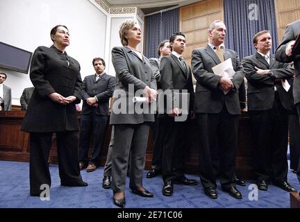 Senatorin Hillary Rodham Clinton (D-N.Y.) hält eine Pressekonferenz mit 9/11 Ersthelfern ab, die im Haushalt des Finanzjahres 2008 für 9/11 Mittel im Gesundheitswesen fordern, am 23. Januar 2007 in Washington DC, USA. Foto von Olivier Douliery/ABACAPRESS.COM Stockfoto