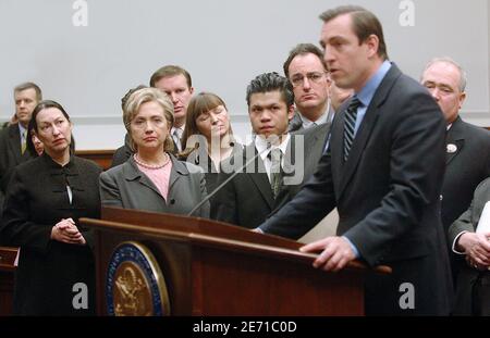 Senatorin Hillary Rodham Clinton (D-N.Y.) hält eine Pressekonferenz mit 9/11 Ersthelfern ab, die im Haushalt des Finanzjahres 2008 für 9/11 Mittel im Gesundheitswesen fordern, am 23. Januar 2007 in Washington DC, USA. Foto von Olivier Douliery/ABACAPRESS.COM Stockfoto