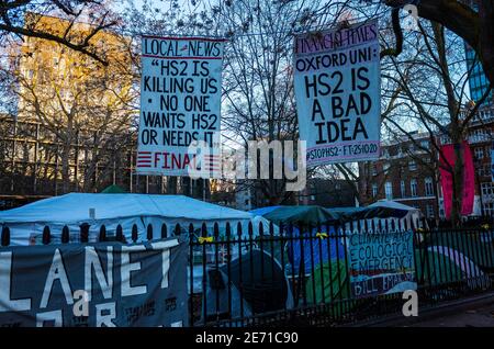 Anti-HS2-Aktivisten-Campingplatz und Banner am Euston Bahnhof London. Stockfoto