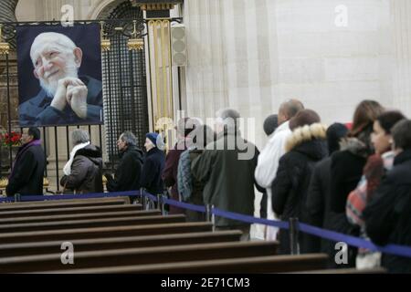 Der Sarg des französischen katholischen Priesters Abbe Pierre wird am 24. Januar 2007 in der Kapelle des Krankenhauses Val de Grace in Paris, Frankreich, präsentiert, wo die Öffentlichkeit ihm Tribut zollt. Foto von Camus-Motte/ABACAPRESS.COM Stockfoto