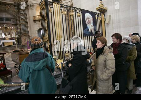 Der Sarg des französischen katholischen Priesters Abbe Pierre wird am 24. Januar 2007 in der Kapelle des Krankenhauses Val de Grace in Paris, Frankreich, präsentiert, wo die Öffentlichkeit ihm Tribut zollt. Foto von Camus-Motte/ABACAPRESS.COM Stockfoto