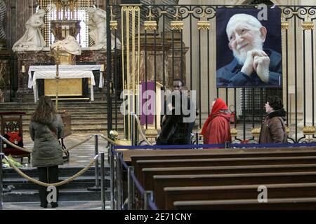 Der Sarg des französischen katholischen Priesters Abbe Pierre wird am 24. Januar 2007 in der Kapelle des Krankenhauses Val de Grace in Paris, Frankreich, präsentiert, wo die Öffentlichkeit ihm Tribut zollt. Foto von Camus-Motte/ABACAPRESS.COM Stockfoto