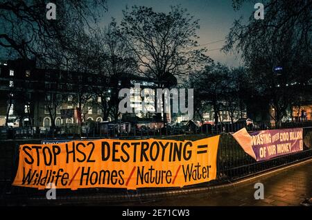 Halten Sie HS2 Kampagnen Banner rund um London Euston Bahnhof in der Nacht. Stockfoto