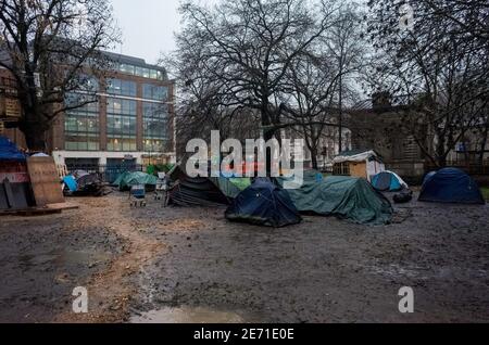 Anti-HS2-Demonstranten campieren vor dem Bahnhof London Euston Stockfoto