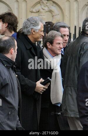 Der französische Premierminister Dominique de Villepin und der ehemalige Gesundheitsminister Bernard Kouchner verlassen die Kathedrale Notre-Dame nach dem Gedenkgottesdienst für Abbe Pierre am 26. Januar 2007 in Paris. Foto von ABACAPRESS.COM Stockfoto