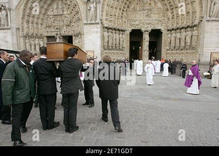 Der Sarg des französischen katholischen Priesters Abbe Pierre kommt vor dem Trauergottesdienst in Paris am 26. Januar 2007 in der Kathedrale Notre Dame an. Foto-Pool von Deroubaix/ABACAPRESS.COM Stockfoto