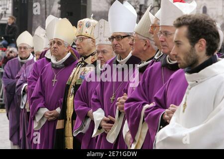 Der Sarg des französischen katholischen Priesters Abbe Pierre kommt vor dem Trauergottesdienst in Paris am 26. Januar 2007 in der Kathedrale Notre Dame an. Foto-Pool von Deroubaix/ABACAPRESS.COM Stockfoto