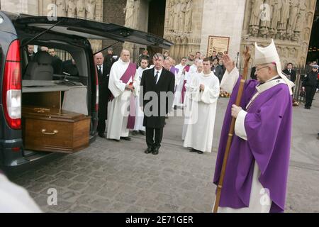 Der Sarg des französischen katholischen Priesters Abbe Pierre kommt vor dem Trauergottesdienst in Paris am 26. Januar 2007 in der Kathedrale Notre Dame an. Foto-Pool von Deroubaix/ABACAPRESS.COM Stockfoto