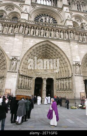 Der Sarg des französischen katholischen Priesters Abbe Pierre kommt vor dem Trauergottesdienst in Paris am 26. Januar 2007 in der Kathedrale Notre Dame an. Foto-Pool von Deroubaix/ABACAPRESS.COM Stockfoto