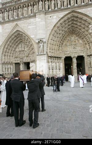 Der Sarg des französischen katholischen Priesters Abbe Pierre kommt vor dem Trauergottesdienst in Paris am 26. Januar 2007 in der Kathedrale Notre Dame an. Foto-Pool von Deroubaix/ABACAPRESS.COM Stockfoto