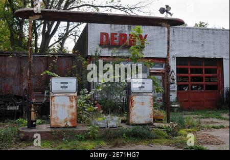 Rostende Gaspumpen stehen vor einer verlassenen Derby-Tankstelle und -Garage in der Route 66-Stadt St. James, Missouri. Stockfoto