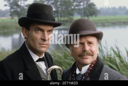 DIE ABENTEUER VON SHERLOCK HOLMES 1984-94 Granada TV-Serie mit Jeremy Brett rechts als Holmes und Edward Hardwicke als Dr. Watson Stockfoto