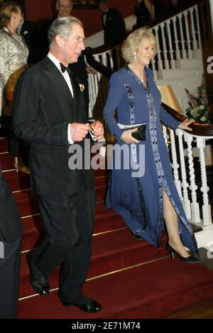 Der britische Prinz von Wales (L) und die Herzogin von Cornwall steigen am 28. Januar 2007 eine Treppe hinab, während sie zu einem Empfang im Harvard Club in New York City, USA, gehen. Der Prinz von Wales erhielt später den Global Environmental Citizen Award vom Harvard Medical School Center for Health and the Global Environment für seine herausragenden Arbeiten zum Schutz der globalen Umwelt. Foto von Mike Segar/Reuters/Pool/ABACAPRESS.COM Stockfoto